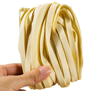 Cuisine rapide large nouilles d'oeufs instantanés à plat faible gras délicieux ramen soupe